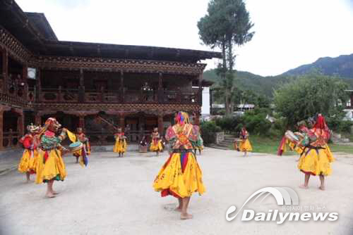 부탄의 ‘다메체의 가면북춤’ 공연 모습