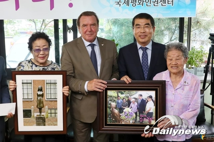 ▲ 양기대(오른쪽 두 번째) 의원이 광주 나눔의집을 방문해 기념 촬영하고 있다./양기대 의원실 제공