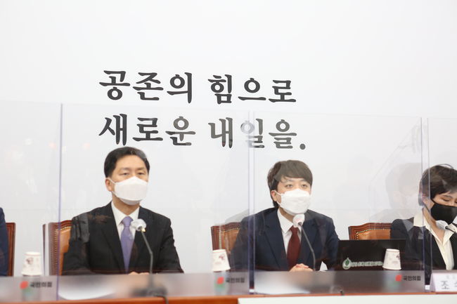 ▲ 회의에서 발언하고 있는 이준석 대표와 왼쪽 김기현 원내대표.