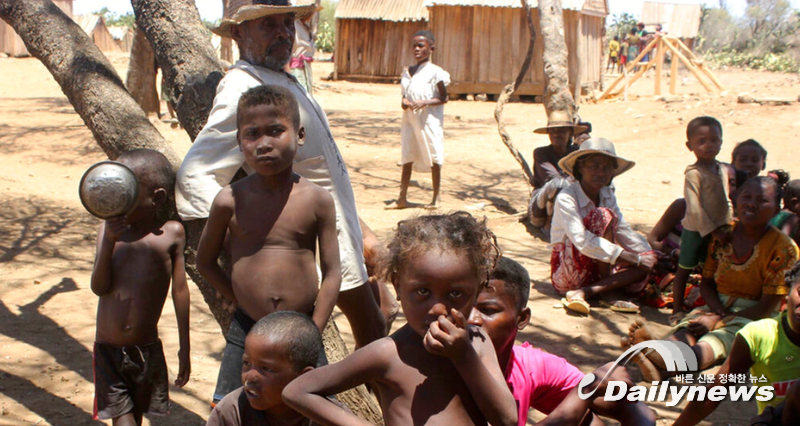 ▲ 마다가스카르 남부 지역 주민들이 40년 만에 최악의 가뭄을 겪으면서 고통을 받고 있다/사진 VOA 제공