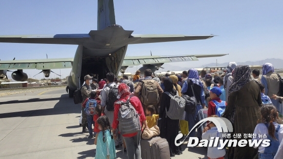 ▲ 한국으로 이송될 아프간 현지 조력자와 가족들이 25일 아프가니스탄 카불공항에서 공군 C-130J 수퍼허큘리스 수송기에 탑승하기 위해 대기(사진=공군)
