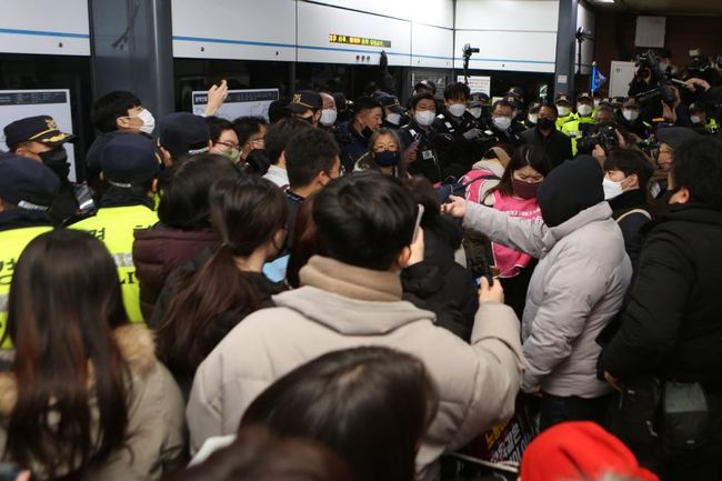 ▲ 전장연 지하철 시위 모습 (자료사진)