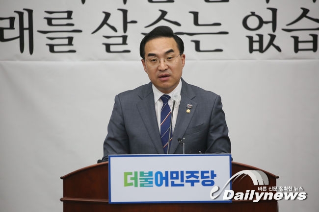 ▲ 더불어민주당 박홍근 원내대표가 23일 서울 여의도 국회에서 열린 의원총회에 참석했다.