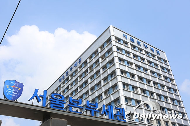 ▲ 관세청과 IBK기업은행(이하 `기업은행`)은 20일 서울 은행연합회관에서 `수출 우수기업의 금융지원 및 데이터 기반 협력사업 추진을 위한 업무협약(MOU)`을 체결했다고 밝혔다.